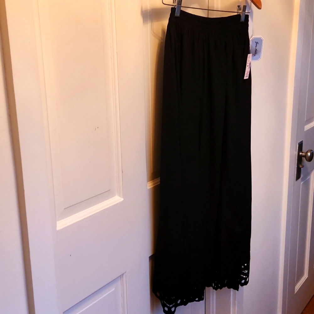 NEW.  LADIES LONG BLACK EVENING SKIRT EYELET SCALLOPED BOTTOM. NWOT.  LARGE.